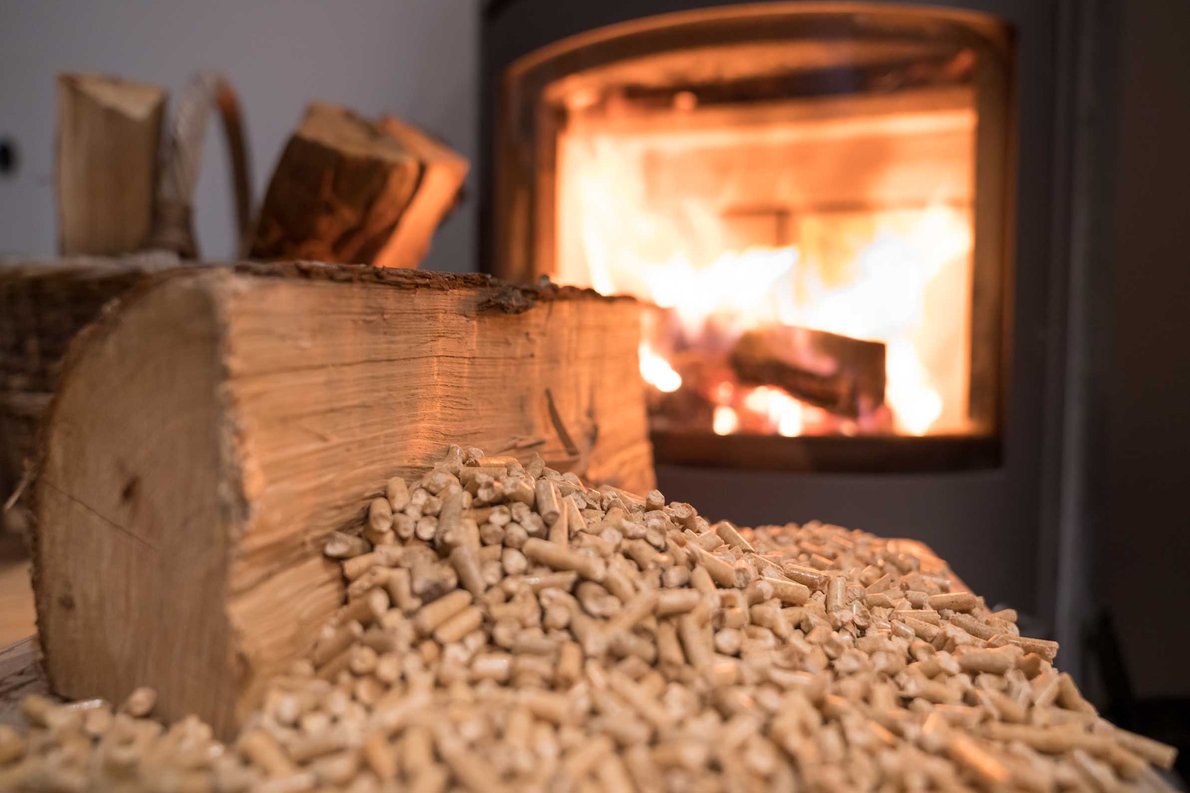 Sac de pellets de bois avec un pôele à bois